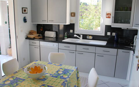 La Cigale: Countertop, Kamer, Keuken, Meubilair, Eigendom, Cabinetry, Interieur Ontwerp, Verdieping, Gebouw, Huis