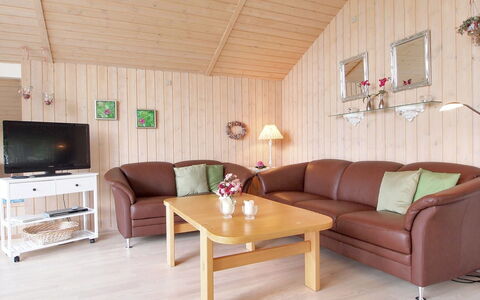Lilia - 900M from the Sea: Gebouw, Huis, Venster, Huis, Dak, Woongebied, Struik, Verblijf, Land Lot