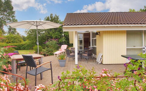 Lilia - 900M from the Sea: Gebouw, Huis, Venster, Huis, Dak, Woongebied, Struik, Verblijf, Land Lot