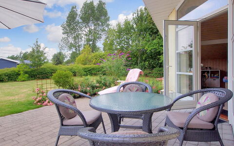 Lilia - 900M from the Sea: Gebouw, Huis, Venster, Huis, Dak, Woongebied, Struik, Verblijf, Land Lot