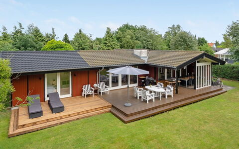 Malwina - 800M from the Sea: Dak, Huis, Huis, Woongebied, Veranda, Landgoed, Deur, Verblijf, Schaduw, Tuin