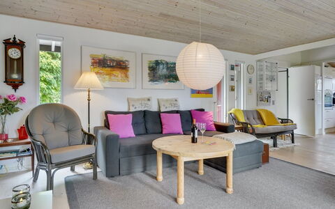 Malwina - 800M from the Sea: Meubilair, Interieur Ontwerp, Flooring, Bankstel, Verdieping, Hout, Plafond, Woonkamer, Tafel, Kamer