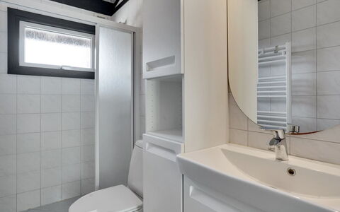 Malwina - 800M from the Sea: Loodgieterswerkinrichting, Wastafel, Badkamer, Flooring, Interieur Ontwerp, Wastafel In De Badkamer, Verdieping, Plafond, Kraan, Loodgieter