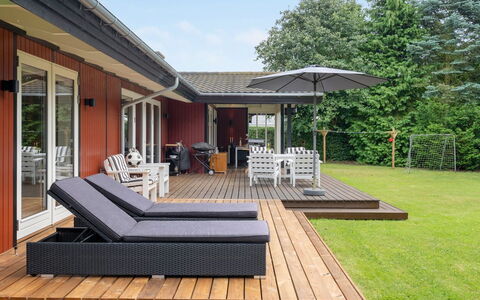 Malwina - 800M from the Sea: Hout, Buitenmeubels, Meubilair, Tuin, Huis, Veranda, Dak, Dek, Schaduw, Stoel