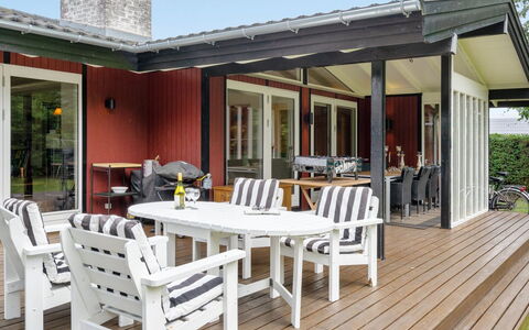 Malwina - 800M from the Sea: Hout, Meubilair, Veranda, Buitenmeubels, Huis, Deur, Huis, Stoel, Schaduw, Buitentafel