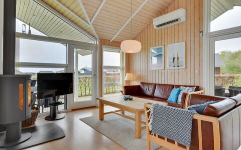 Deline - 250M from the Sea: Interieur Ontwerp, Hout, Flooring, Plafond, Meubilair, Verdieping, Bankstel, Woonkamer, Huis, Houten Vloer