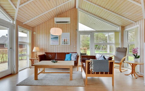 Deline - 250M from the Sea: Hout, Interieur Ontwerp, Flooring, Plafond, Verdieping, Huis, Meubilair, Woonkamer, Bankstel, Deur