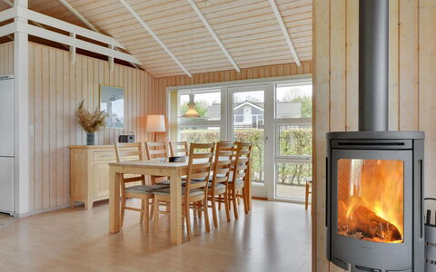 Deline - 250M from the Sea: Hout, Flooring, Verdieping, Plafond, Interieur Ontwerp, Kamer, Beits, Lichte Inrichting, Hardwood, Woonkamer