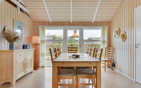 Deline - 250M from the Sea: Meubilair, Flooring, Interieur Ontwerp, Hout, Plafond, Verdieping, Tafel, Houten Vloer, Keuken En Eettafel, Eetkamer