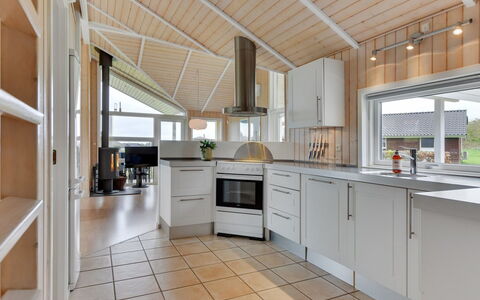 Deline - 250M from the Sea: Flooring, Keuken, Hout, Plafond, Interieur Ontwerp, Verdieping, Countertop, Cabinetry, Huishoudapparatuur, Toestel Van De Keuken