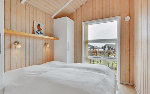 Deline - 250M from the Sea: Hout, Plafond, Huis, Plank, Beits, Hardwood, Slaapkamer, Bed, Multiplex, Ontwerp