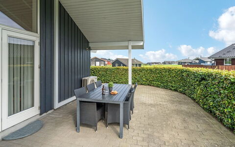 Deline - 250M from the Sea: Huis, Schaduw, Siding, Gazon, Werf, Landgoed, Veranda, Landscaping, Binnenplaats, Daylighting
