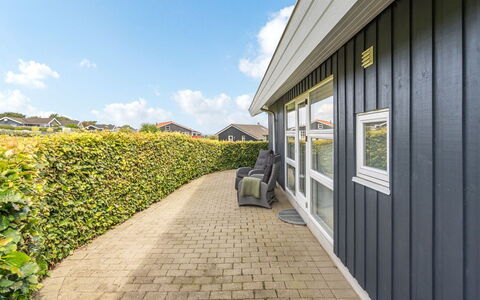 Deline - 250M from the Sea: Huis, Groundcover, Landscaping, Siding, Tuin, Landgoed, Haag, Werf, Gazon, Schaduw