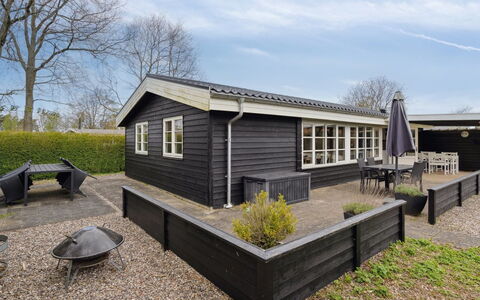 Mahalia - 300M from the Sea: Hout, Beits, Plank, Hardwood, Verblijf, Dek, Siding, Schaduw, Houten Vloer, Garden Gebouwen