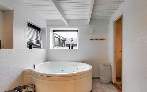 Hansina - 500M from the Sea: Loodgieterswerkinrichting, Flooring, Badkamer, Bad, Verdieping, Interieur Ontwerp, Plafond, Loodgieter, Kraan, Kamer