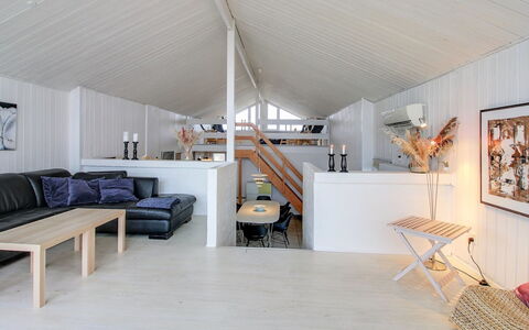 Hansina - 500M from the Sea: Flooring, Interieur Ontwerp, Plafond, Verdieping, Hout, Meubilair, Houten Vloer, Kamer, Verlichting, Woonkamer