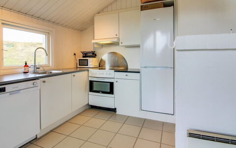 Hansina - 500M from the Sea: Flooring, Hout, Verdieping, Plafond, Interieur Ontwerp, Major Appliance, Keuken, Huis, Kamer, Loodgieterswerkinrichting