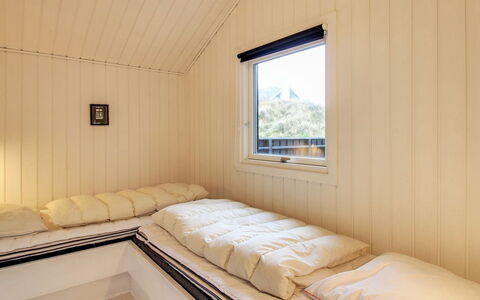 Hansina - 500M from the Sea: Hout, Flooring, Verdieping, Plafond, Interieur Ontwerp, Kamer, Hardwood, Beits, Bed, Slaapkamer