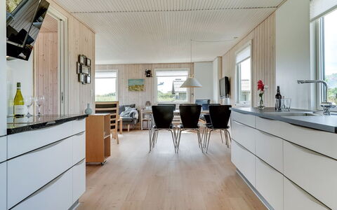Kris - 200M from the Sea: Flooring, Hout, Houten Vloer, Verdieping, Keuken, Interieur Ontwerp, Countertop, Meubilair, Huis, Plafond