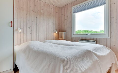 Kris - 200M from the Sea: Hout, Plafond, Slaapkamer, Interieur Ontwerp, Flooring, Verdieping, Bedding, Bed, Kamer, Laken