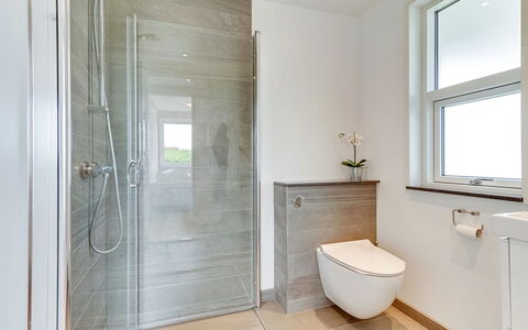 Kris - 200M from the Sea: Badkamer, Flooring, Loodgieterswerkinrichting, Verdieping, Interieur Ontwerp, Toilet, Wc Bril, Loodgieter, Huis, Tegel