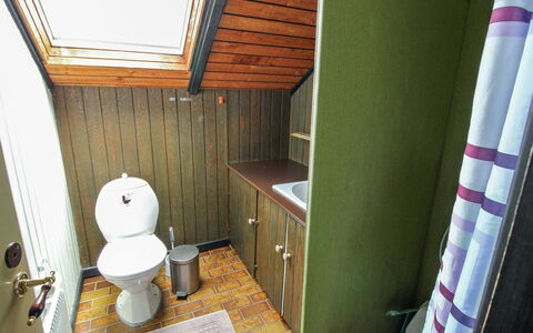 Keijo - 1.5Km from the Sea: Hout, Loodgieterswerkinrichting, Verdieping, Flooring, Toilet, Wc Bril, Badkamer, Interieur Ontwerp, Loodgieter, Wastafel In De Badkamer