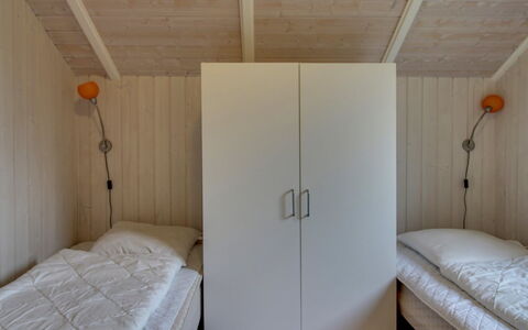 Eline - 1.5Km from the Sea: Slaapkamer, Muur, Bed, Hout, Verdieping, Flooring, Laken, Interieur Ontwerp, Bedding, Kamer