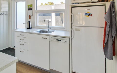 Morlin - 2Km from the Sea: Toestel Van De Keuken, Major Appliance, Keuken, Countertop, Gootsteen, Flooring, Interieur Ontwerp, Huishoudapparatuur, Cabinetry, Wastafel