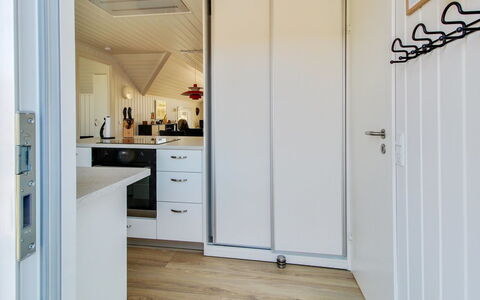 Morlin - 2Km from the Sea: Flooring, Hout, Interieur Ontwerp, Verdieping, Major Appliance, Plafond, Kamer, Keuken, Houten Vloer, Meubilair