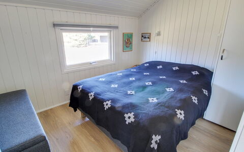 Morlin - 2Km from the Sea: Hout, Slaapkamer, Hardwood, Plank, Beits, Bed Frame, Bedding, Laken, Bed, Houten Vloer