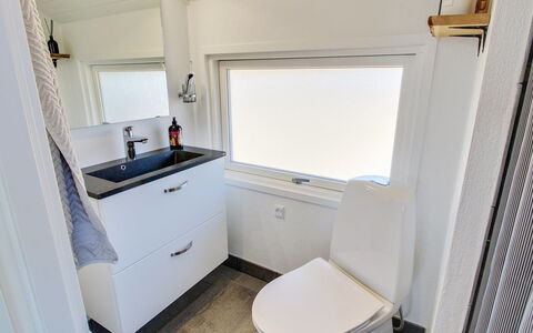 Morlin - 2Km from the Sea: Verdieping, Flooring, Loodgieterswerkinrichting, Loodgieter, Kraan, Badkamer, Plafond, Wastafel, Wastafel In De Badkamer, Toilet