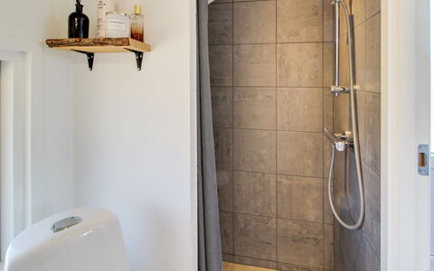Morlin - 2Km from the Sea: Muur, Loodgieterswerkinrichting, Flooring, Badkamer, Verdieping, Interieur Ontwerp, Toilet, Loodgieter, Kamer, Tegel