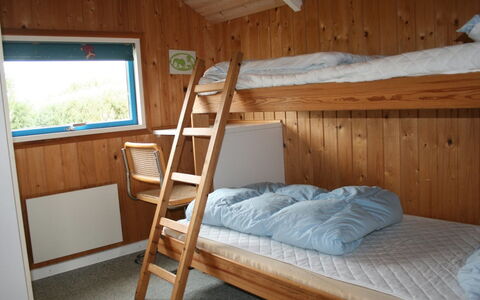 Uma - 400M from the Sea: Hout, Stapelbed, Bed, Slaapkamer, Flooring, Interieur Ontwerp, Meubilair, Plafond, Verdieping, Kamer