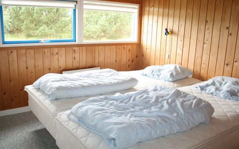 Uma - 400M from the Sea: Bed, Slaapkamer, Laken, Hout, Bedding, Interieur Ontwerp, Plafond, Flooring, Verdieping, Bed Frame