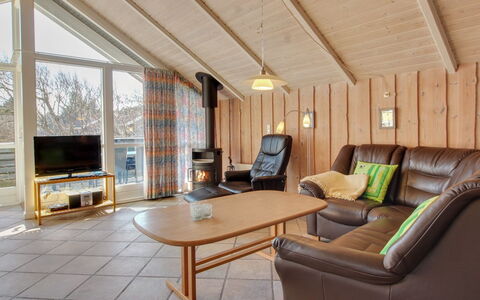 Uma - 400M from the Sea: Meubilair, Interieur Ontwerp, Hout, Flooring, Plafond, Verdieping, Kamer, Bankstel, Woonkamer, Huis