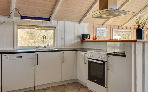 Uma - 400M from the Sea: Keuken, Flooring, Hout, Toestel Van De Keuken, Plafond, Interieur Ontwerp, Countertop, Verdieping, Major Appliance, Cabinetry