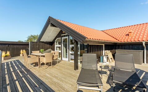 Skyler - 1Km from the Sea: Struik, Stedelijk Ontwerp, Groundcover, Steen, Appartement, Landgoed, Metselwerk, Balkon, Landscaping