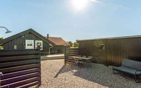 Skyler - 1Km from the Sea: Struik, Stedelijk Ontwerp, Groundcover, Steen, Appartement, Landgoed, Metselwerk, Balkon, Landscaping