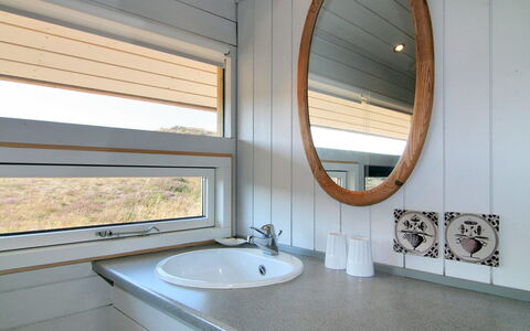 Krak - 1Km from the Sea: Hout, Interieur Ontwerp, Flooring, Plafond, Verdieping, Loodgieterswerkinrichting, Kamer, Beits, Hardwood, Wastafel