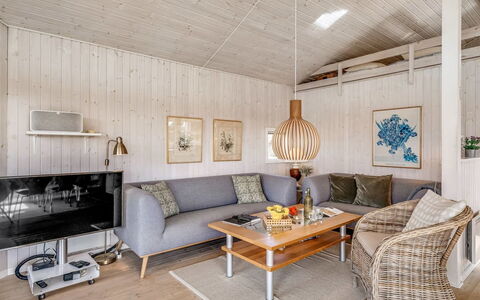 Ferdine - 1.5Km from the Sea: Interieur Ontwerp, Flooring, Hout, Meubilair, Plafond, Verdieping, Bankstel, Woonkamer, Lichte Inrichting, Verlichting