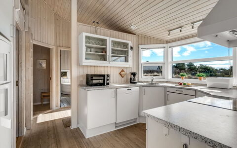 Ferdine - 1.5Km from the Sea: Hout, Plafond, Interieur Ontwerp, Huis, Hardwood, Beits, Lichte Inrichting, Countertop, Keuken, Ontwerp