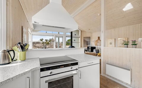 Ferdine - 1.5Km from the Sea: Keuken, Hout, Flooring, Plafond, Interieur Ontwerp, Toestel Van De Keuken, Countertop, Verdieping, Major Appliance, Cabinetry