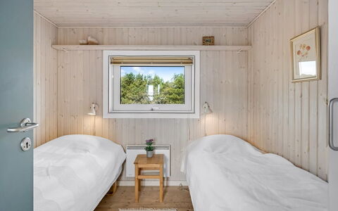Ferdine - 1.5Km from the Sea: Hout, Slaapkamer, Huis, Deur, Plank, Hardwood, Beits, Bedding, Bed, Laken