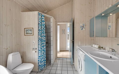 Ferdine - 1.5Km from the Sea: Flooring, Loodgieterswerkinrichting, Verdieping, Hout, Interieur Ontwerp, Wastafel, Plafond, Kraan, Badkamer, Loodgieter