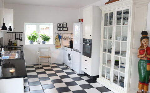Fridoline - 150M from the Sea: Flooring, Keuken, Interieur Ontwerp, Verdieping, Toestel Van De Keuken, Cabinetry, Major Appliance, Countertop, Meubilair, Huishoudapparatuur
