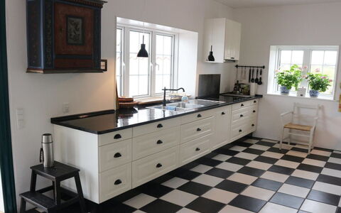 Fridoline - 150M from the Sea: Flooring, Keuken, Hout, Cabinetry, Verdieping, Countertop, Interieur Ontwerp, Lade, Toestel Van De Keuken, Kast