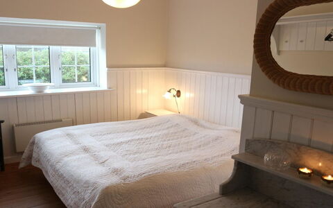 Fridoline - 150M from the Sea: Hout, Slaapkamer, Interieur Ontwerp, Bed, Flooring, Verdieping, Meubilair, Verlichting, Bedding, Kamer