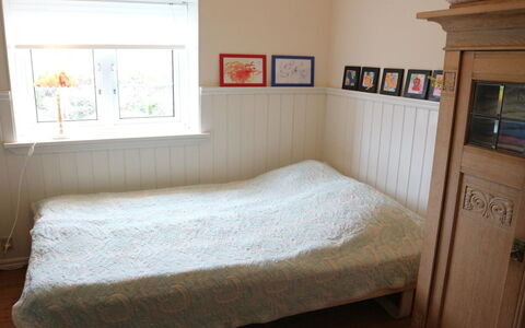 Fridoline - 150M from the Sea: Slaapkamer, Bed, Verdieping, Bedding, Laken, Hout, Flooring, Interieur Ontwerp, Meubilair, Linens
