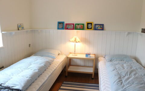 Fridoline - 150M from the Sea: Bed, Slaapkamer, Meubilair, Bedding, Laken, Interieur Ontwerp, Hout, Verdieping, Linens, Textiel