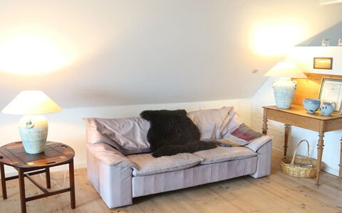 Fridoline - 150M from the Sea: Meubilair, Interieur Ontwerp, Flooring, Hout, Verdieping, Houten Vloer, Kamer, Huis, Verlichting, Woonkamer